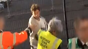 Golpeó a una encargada de