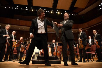 Carlos Vieu junto al compositor