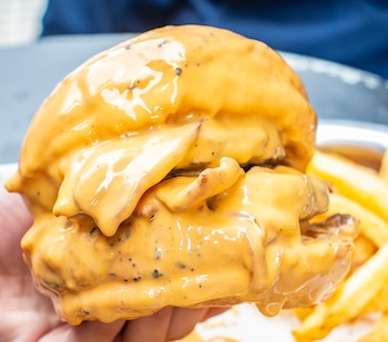 La bañada en queso cheddar,