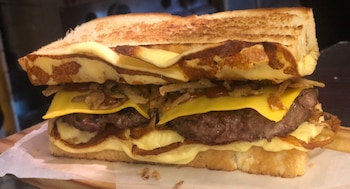 Doble carne servido en pan