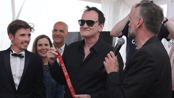 Quentin Tarantino con el premio,