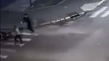 Uno de los policías y