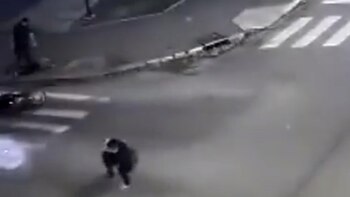 Uno de los policías remata