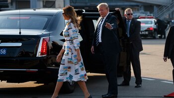 Trump saluda a la gente