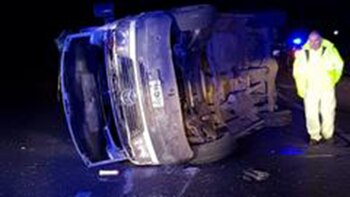 El auto despistó y volcó