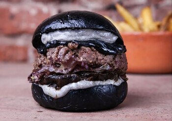 La hamburguesa “Azabache” con el