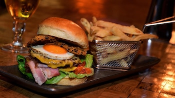 Una hamburguesa completa. Con panceta,