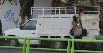 Las autoridades recibieron una llamada que alertaba sobre el vehículo con cuerpos en su interior en una parte del llamado bulevar del Río Huacapa (Foto: @ReporterosAca)