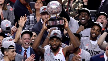 Kawhi Leonard levanta el trofeo