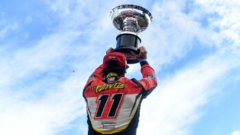 Urcera alza el trofeo luego