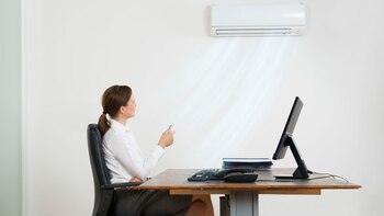 Un estudio asegura que los cerebros de las mujeres funcionan mejor en oficinas más cálidas (Shutterstock)