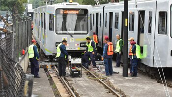 Técnicos trabajan sobre las vías
