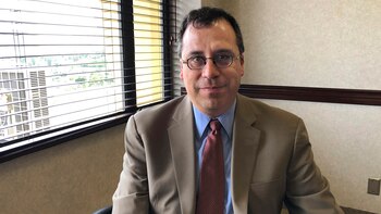 Lee Francis Cissna en una