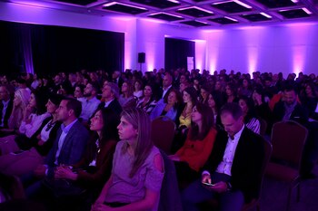 Un salón a pleno: más