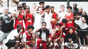 Bronny James junto a sus