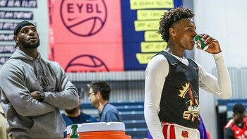 LeBron James junto a su