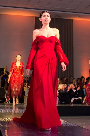 Vestido largo en tono colorado