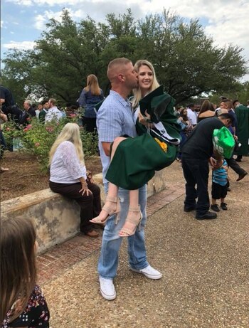 Padre e hija piensan recrear la foto cuando ella se gradúe de la universidad (Foto: Twitter)
