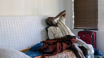 Ublanca Adams, de 60 años, tiene la infección del VIH y suele tomar su medicamento cerca de las 8:00 de la mañana, poco después comienza a sentir los efectos secundarios. Según los expertos, las investigaciones para la búsqueda de una cura deben incluir a más mujeres. (Jason Henry para The New York Times)