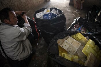 Un trabajador clasificando basura afuera