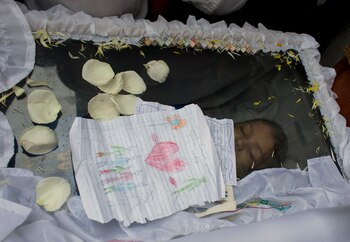 El cuerpo de Erick Altuve, quien falleció a los 11 años mientras esperaba un trasplante de médula (AP/Ariana Cubillos)