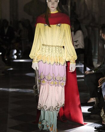 Capas, bordados y mujeres de