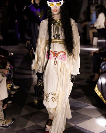 Ningún accesorio sobra. Gafas, collares,