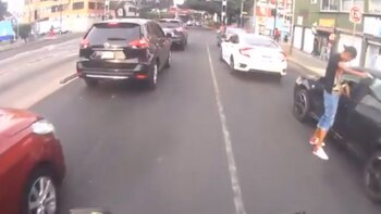 Un motociclista captó el momento