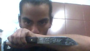 Ángel Azzolini con un cuchillo