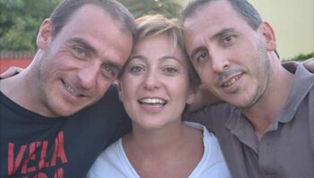 Mariela, junto a sus hermanos