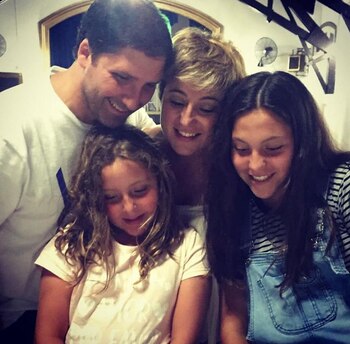 La médica con sus hijas