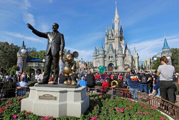 Los invitados miran un espectáculo frente al Castillo de Cenicienta el 9 de enero en Walt Disney World en Lake Buena Vista, Florida (AP)