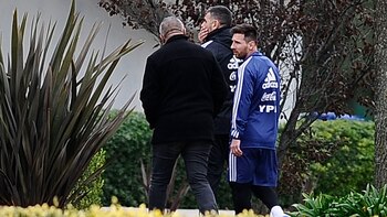 Messi camina junto a Claudio