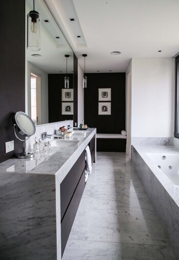 Un baño ultraluminoso, que no