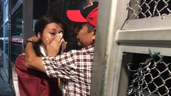 Migrantes se abrazan en la frontera (Foto: DailyMail)