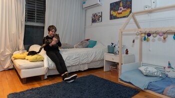 Con su mascota Flor en