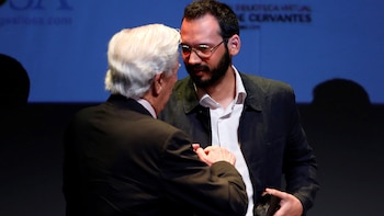 La estatuilla lo acredita como