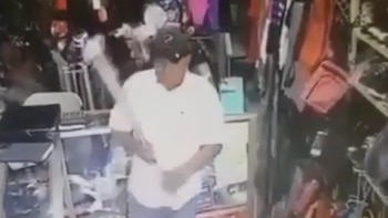 El hombre entró a la