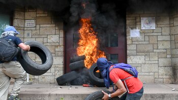 El portón de la embajada