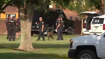 Policías inspeccionan el lugar (Reuters)