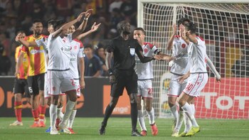 El árbitro gambiano Bakary Papa