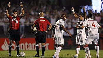 El árbitro chileno Enrique Osses