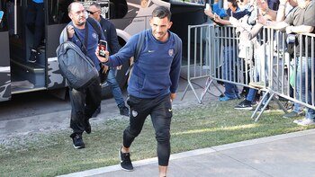 Carlos Tevez saluda a algunos