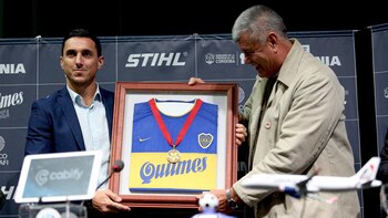 Nicolás Burdisso realiza la entrega