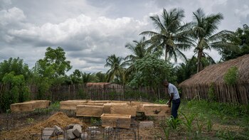 Vozbeth Kofi Azumah, que cultiva caracoles y ratas gigantes en su granja en Ghana, es parte de un creciente número de emprendedores agrícolas con educación universitaria en África. (Nana Kofi Acquah para The New York Times)
