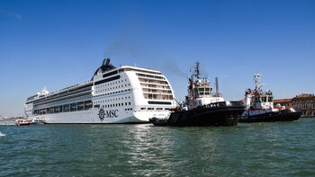 Las remolcadoras intentaron detener al