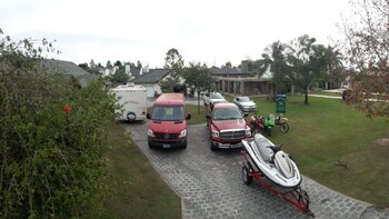 Las camionetas y la moto