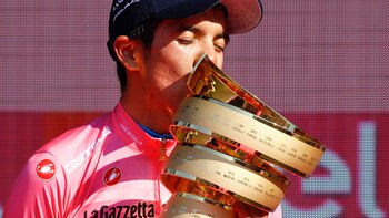 El ecuatoriano Richard Carapaz besa