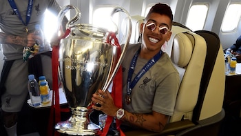 Roberto Firmino sonríe con el