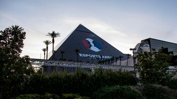 La HyperX Esports Arena fue inaugurada en el Luxor Hotel and Casino en Las Vegas el año pasado. Los desarrolladores han adaptado los espacios físicos existentes para cumplir con la creciente demanda de los deportes electrónicos. (Joe Buglewicz para The New York Times)